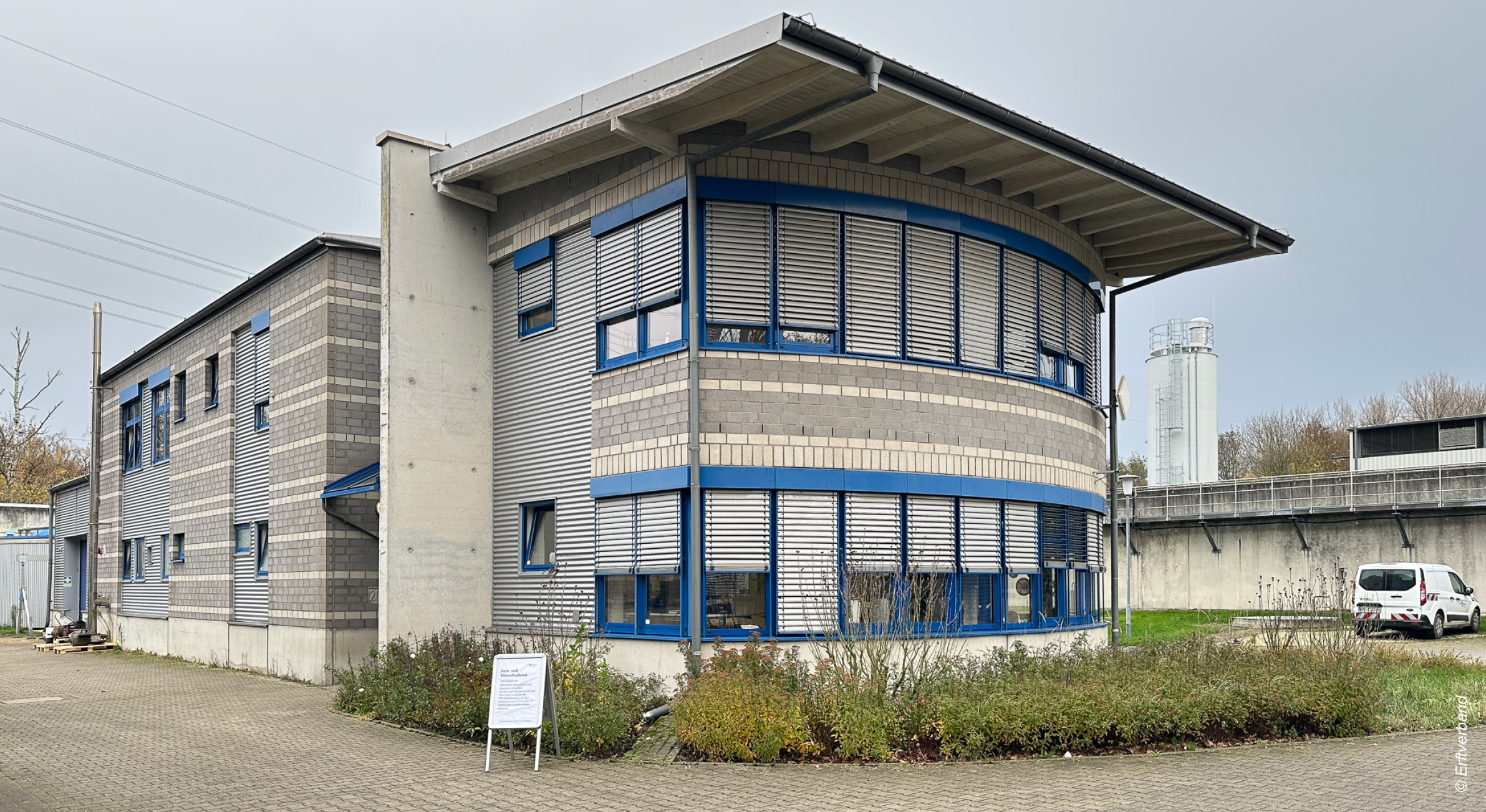 Hauptgebäude der Kläranlage Nordkanal in Kaarst. © Lena Sester / Erftverband