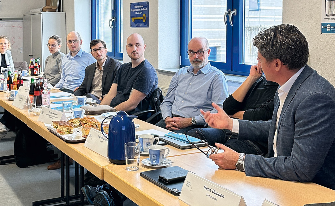 Vertreter:innen des AquaRevier-Konsortiums zusammen mit weiteren Akteuren aus dem Rheinischen Revier. © Lena Sester / Erftverband